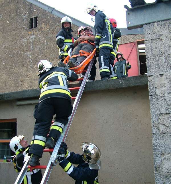 Ausbildung: Verletzte runtertragen