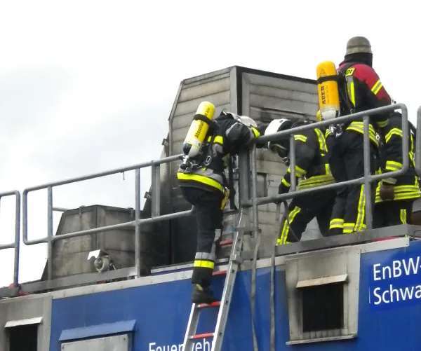 Ausbildung: Leiter hoch klettern