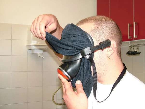 Feuerschutzhaube auf dem Kopf