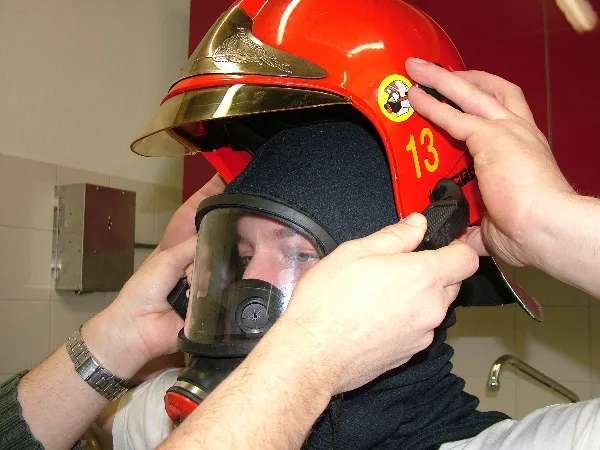 Helm mit beiden Händen runterziehen