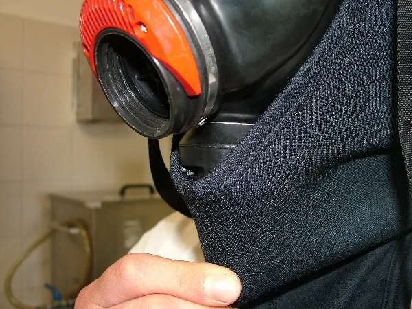 Haube hinter das Ausatemventil ziehen